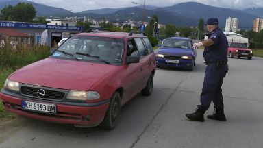 Двама възрастни и едно дете са били блъснати от автомобил