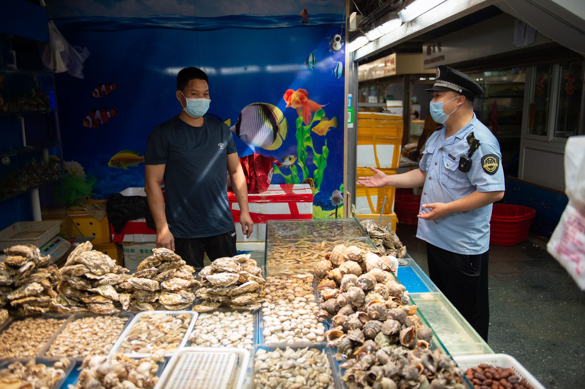 Инспектор проверява хигиената на пазар за морски продукти в Пекин