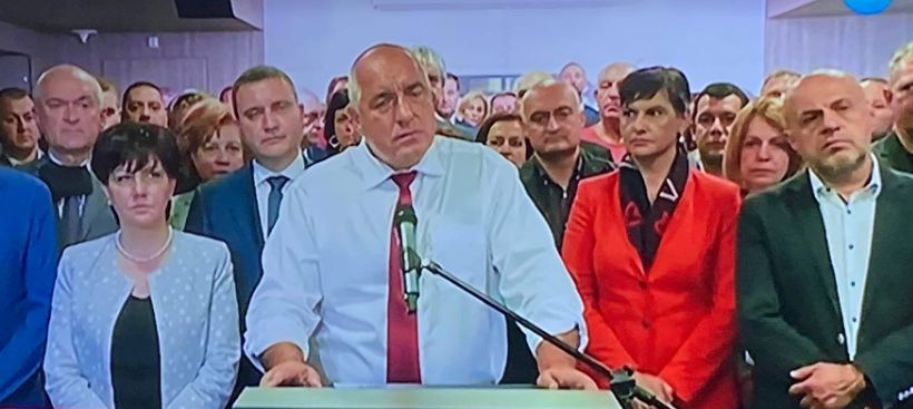 При извънредният брифинг на премиера Борисов миналата седмица елитът на ГЕРБ се събра на закрито, без да спазва отстояние с маски