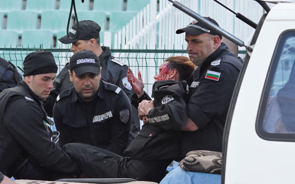 Полицаи изнасят окървавената си колежка Гергана Зашева