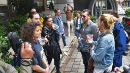Независими творци пиха "по една студена вода" пред културното министерство в знак на протест