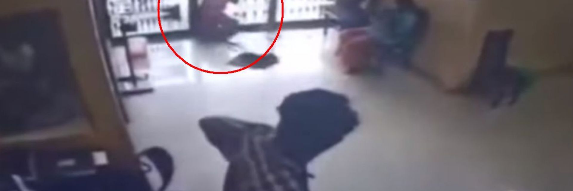 Индийка се блъсна в стъклена врата и загина (видео)