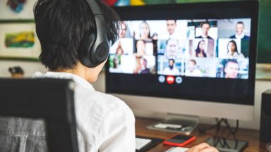 Момичетата използват социални мрежи повече от момчетата те пък отделят