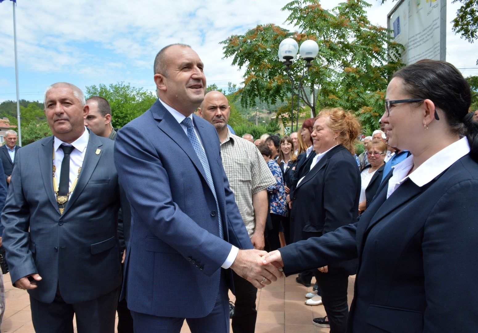 Президентът Румен Радев (средата) посети Кресна, където се срещна с представители на общинското ръководство