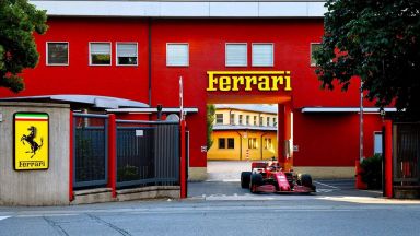 Болидът на "Ферари" ревна по улиците на тихото градче Маранело