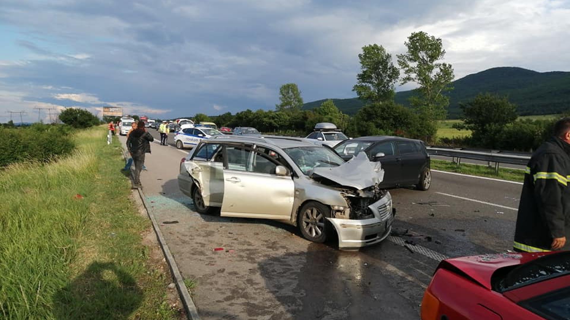 Автомеле с 4 коли на "Тракия" край София, 3-ма са ранени (снимки)