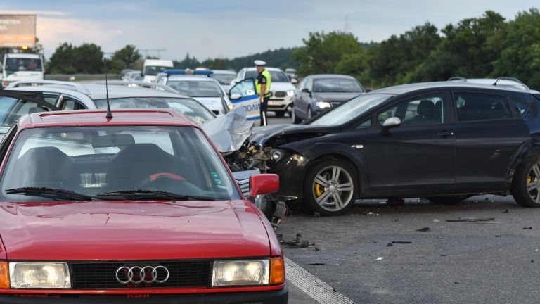 Шест верижни катастрофи с пострадали и материални щети са станали