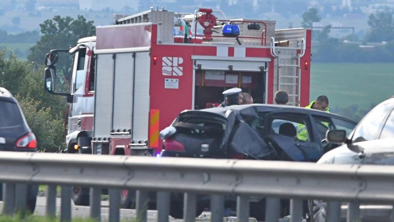 Шофьор, бягащ от полицаи, е предизвикал тежка катастрофа в района