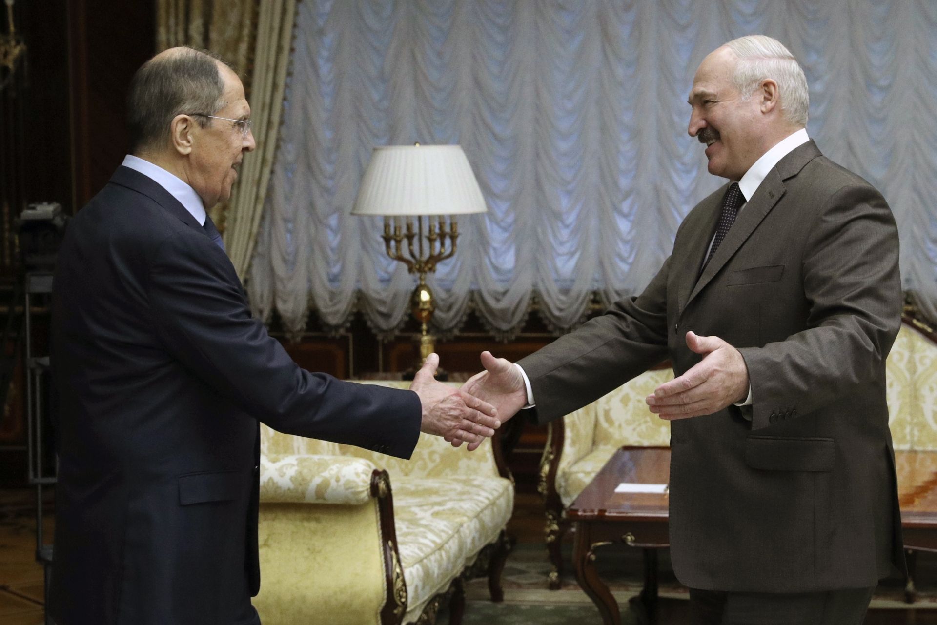 Сергей Лавров (вляво) в кабинета на Александър Лукашенко