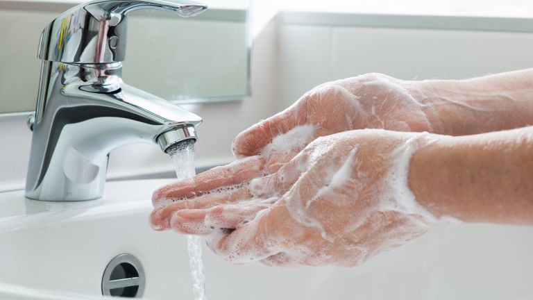 Японска компания създаде изкуствен интелект, който контролира миенето на ръцете