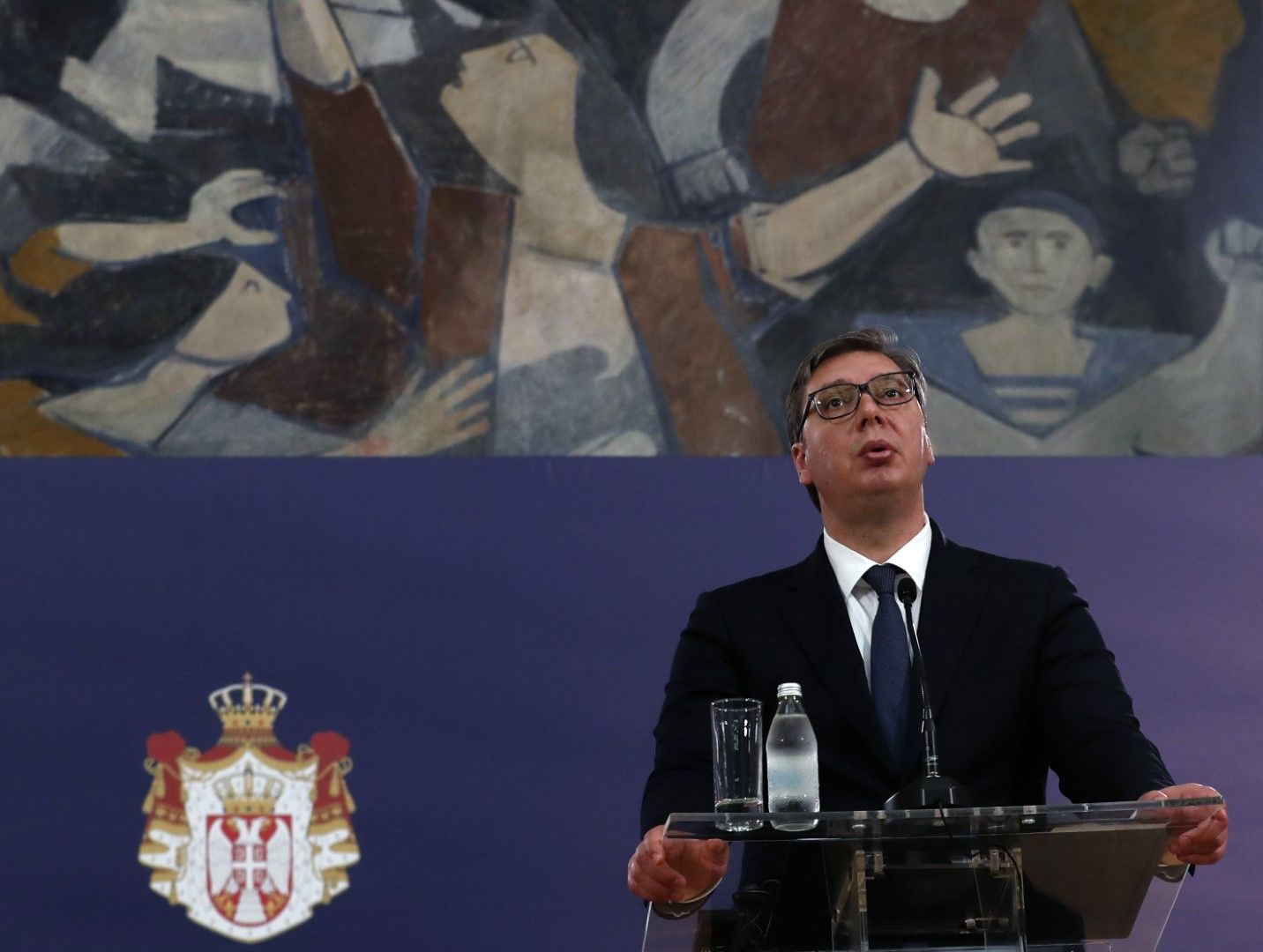 Президентът на Сърбия Александър Вучич не участва в изборите, но името му стои в бюлетините като лидер на управляващата партия
