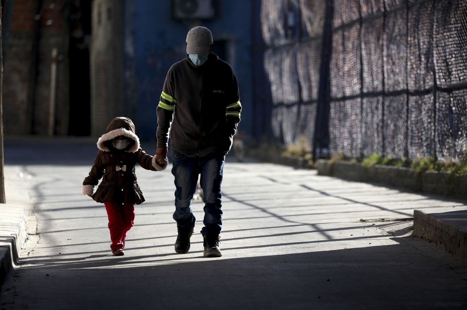 Възрастен мъж разхожда дете в Буенос Айрес в условията на ограничителни мерки