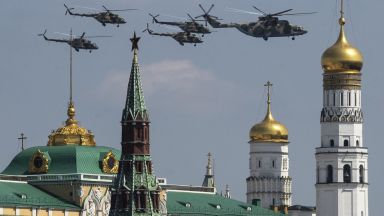 Парадът на победата в Москва прокарва връзка между две епохи (снимки)