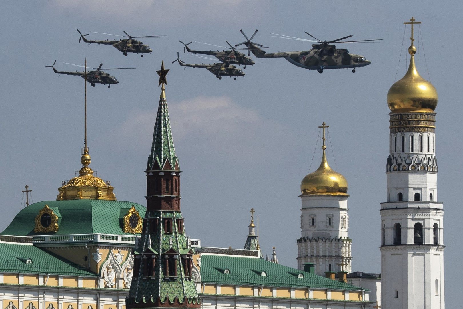 Хеликоптери прелитат над Кремъл