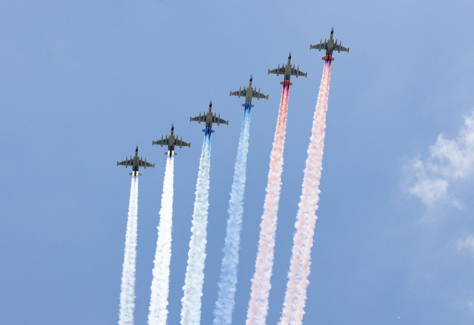 Военни самолети оцветяват небето над Червения площад