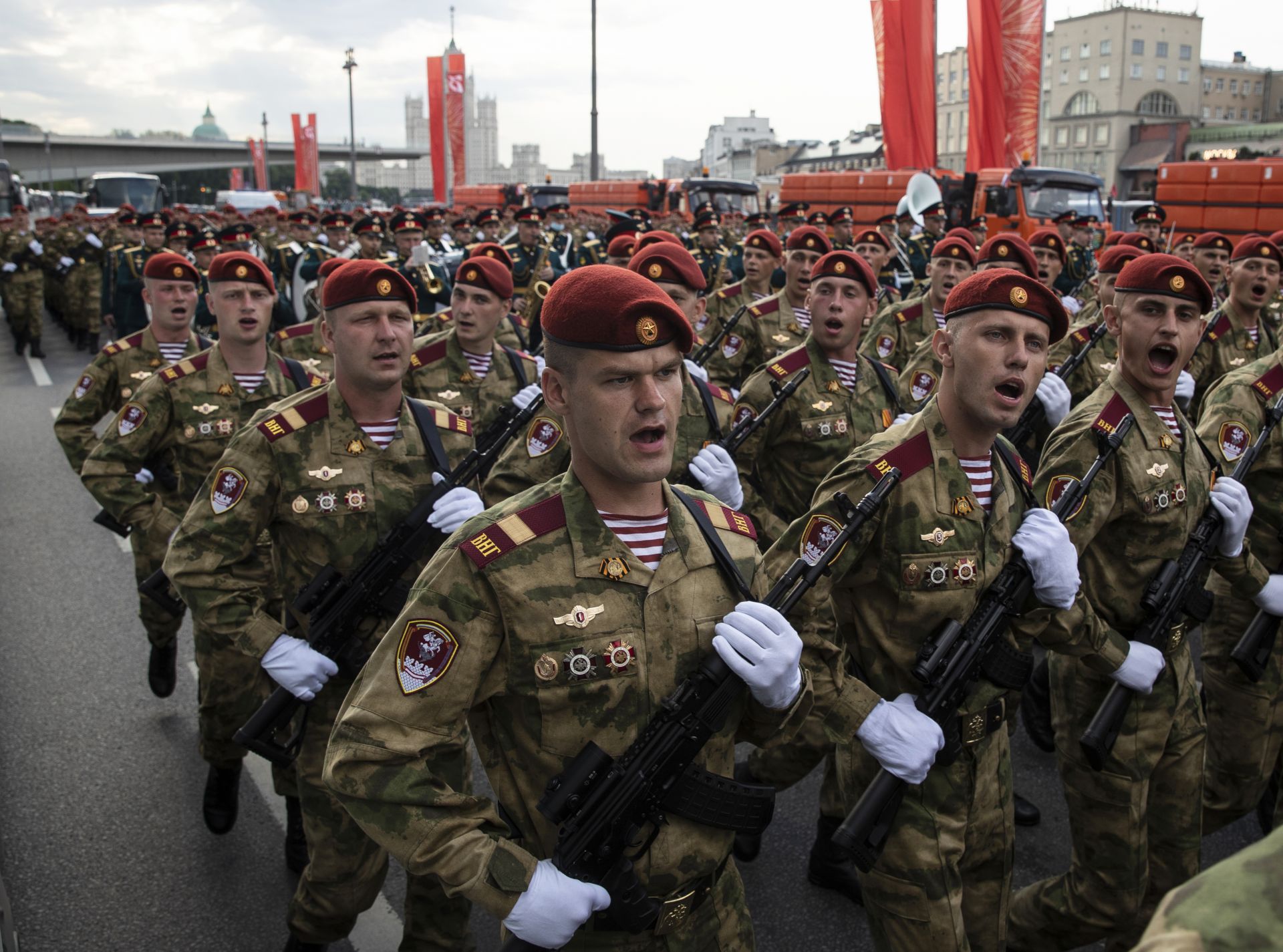 Руски военни дефилират на Червения площад в Москва