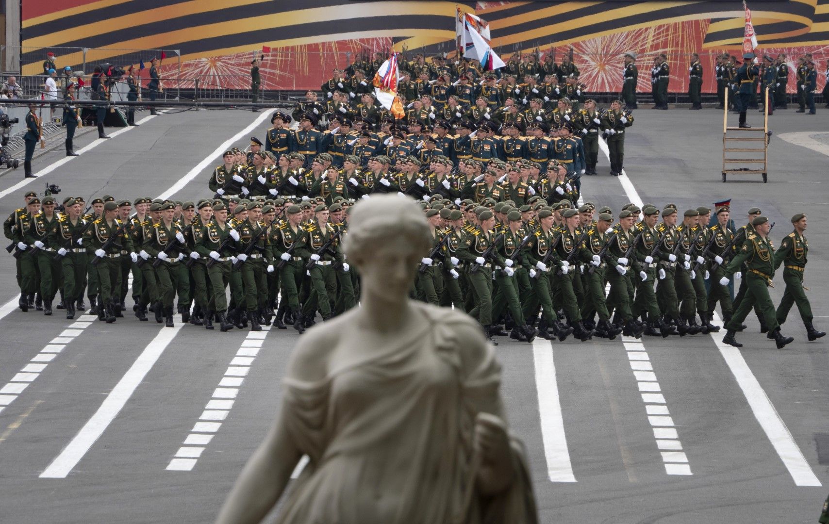 Подразделения на руската армия репетира на Дворцовия площад в Санкт Петербург