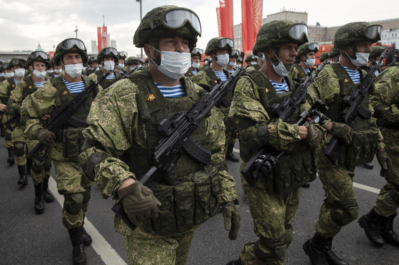 Войници с предпазни марки на Червения площад