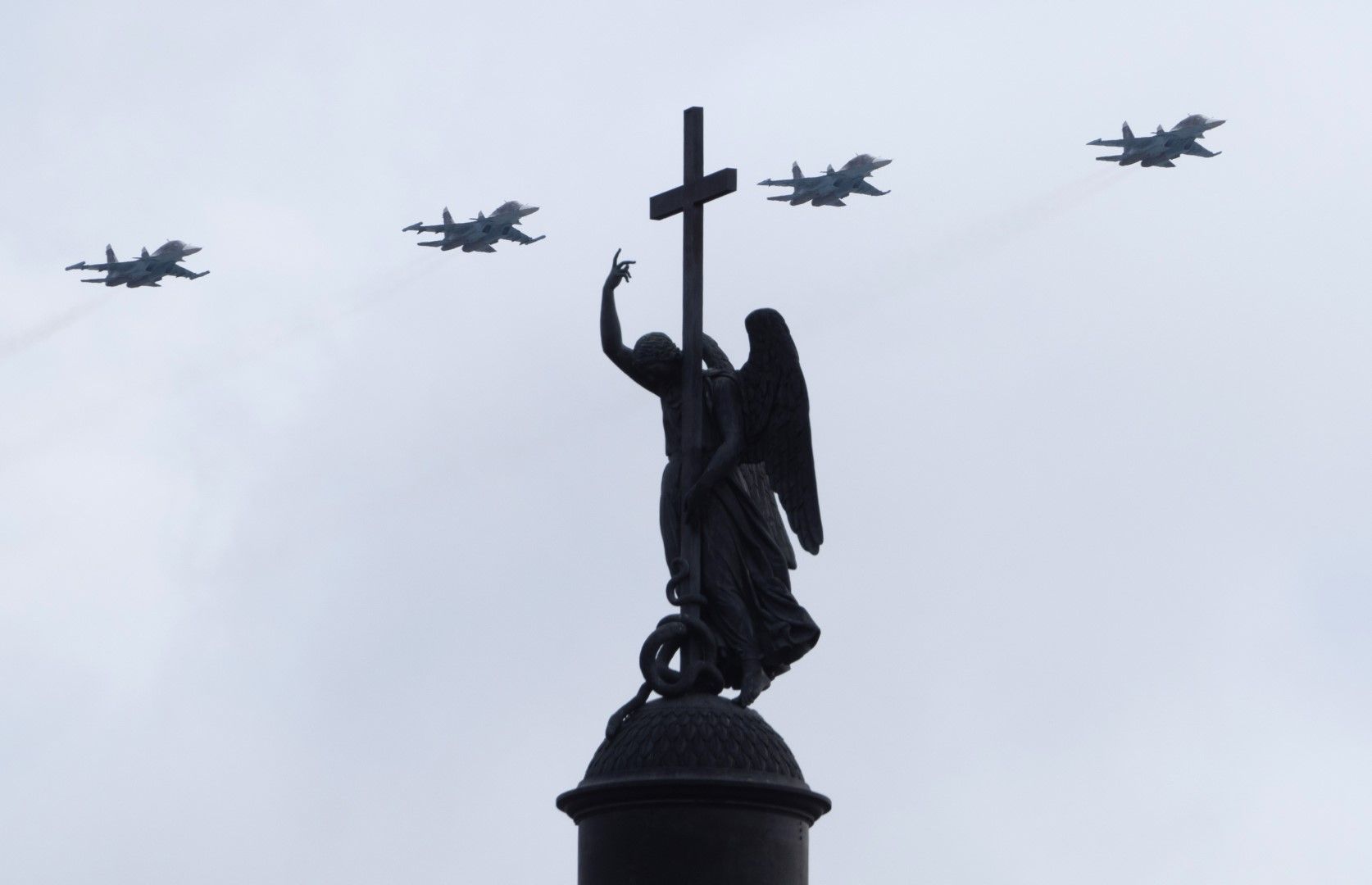 Изтребители Су-34 прелитат над Дворцовия площад в Санкт Петербург