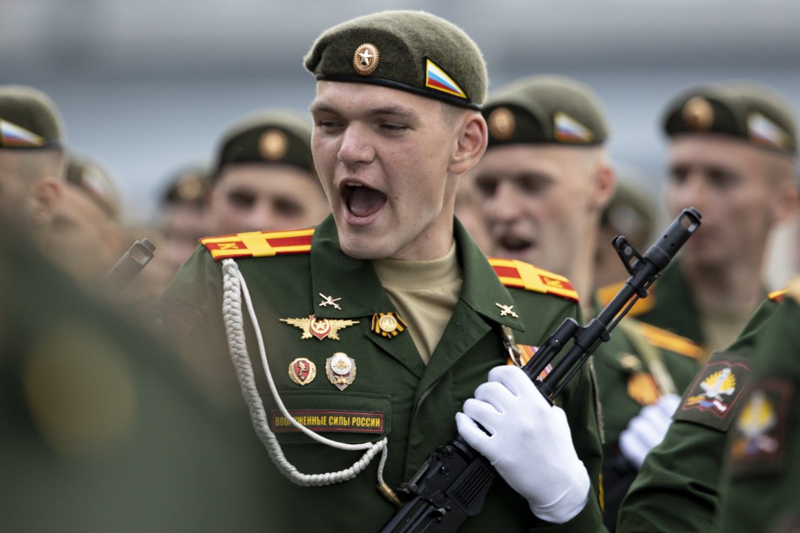 Руски войници пеят бойни песни по време на марша
