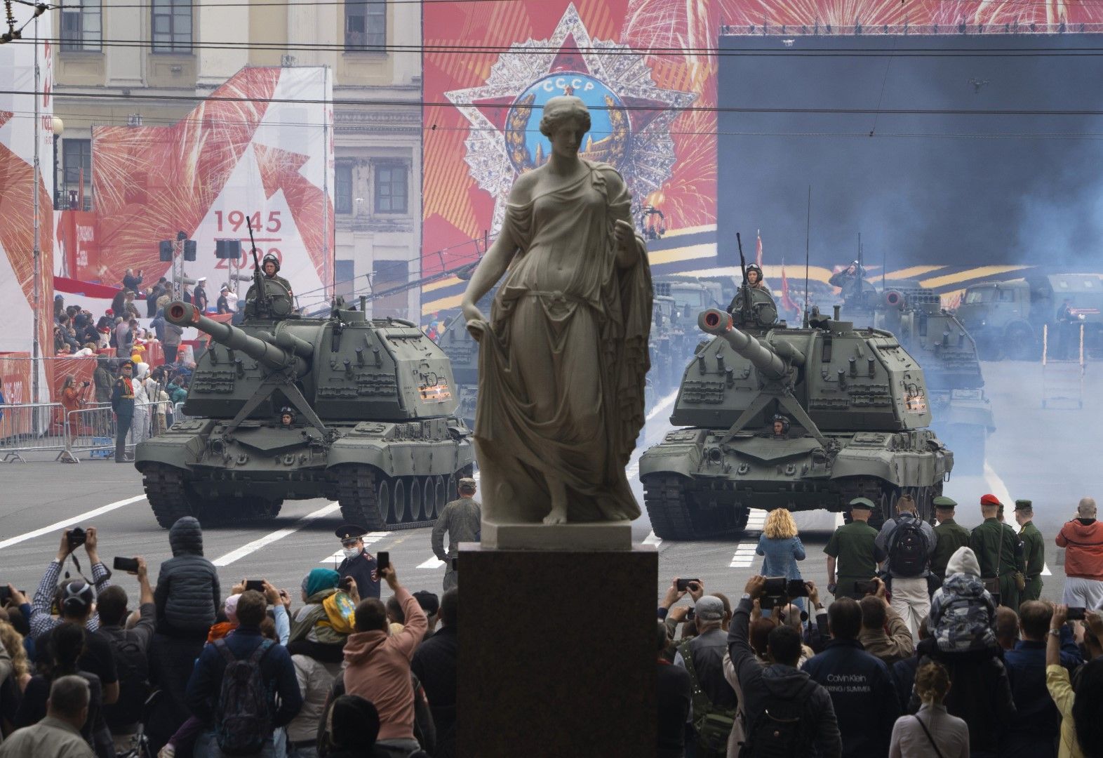 Танкове преминават по Дворцовия площад на Санкт Петербург