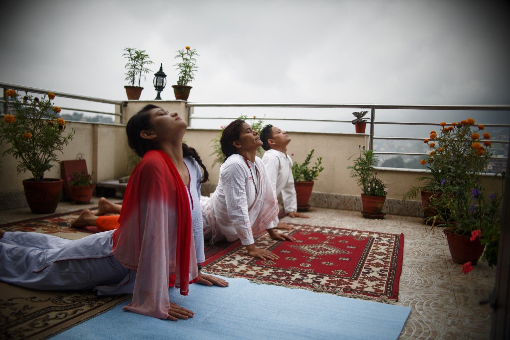 Непалско семейство упражнява йога в Катманду в Международния ден на йогата