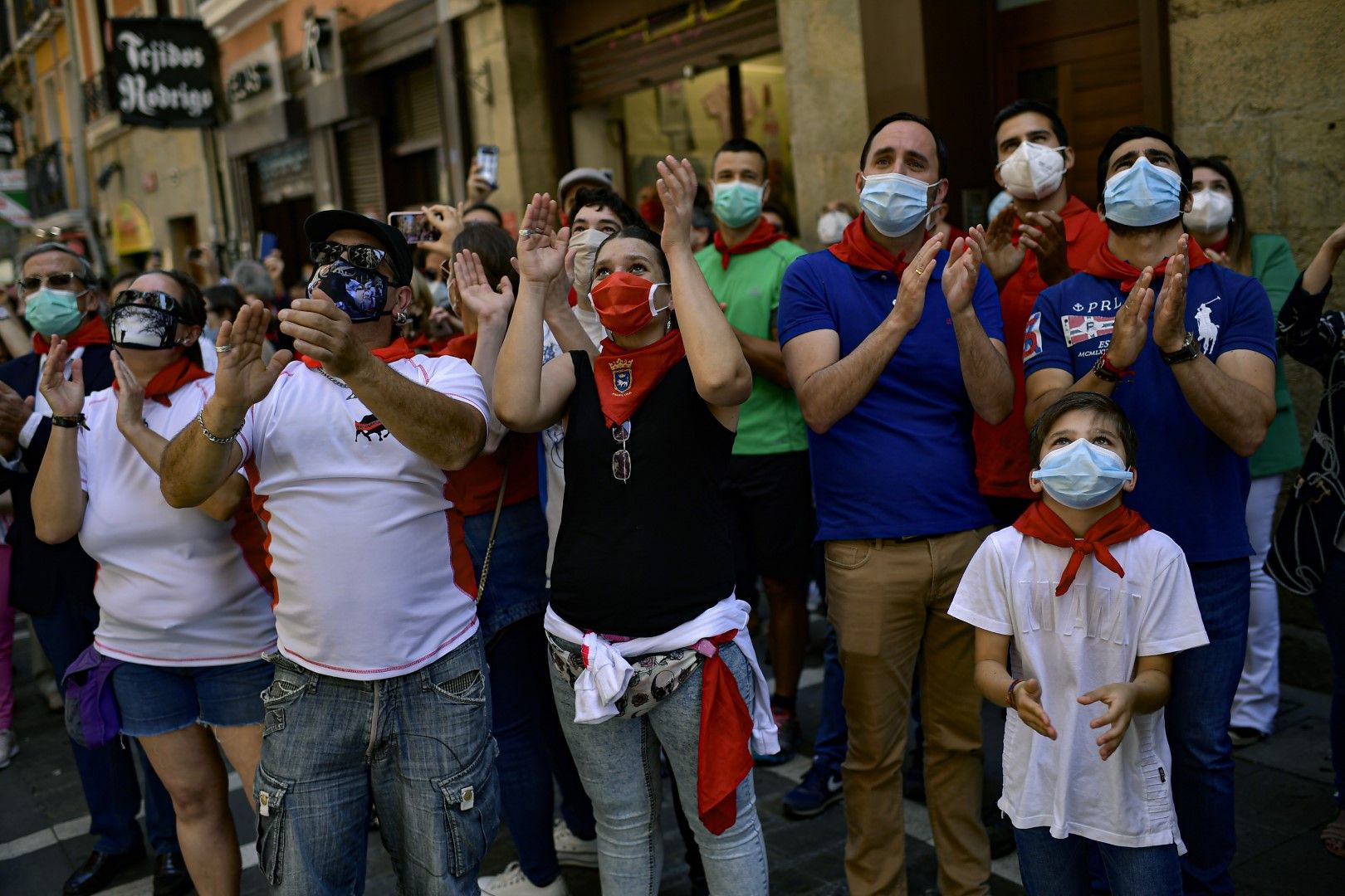 Памплона 20 юни. Испанците с червени шалчета празнуват деня на Свети Фермин, преминавайки по пътя на биковете, докато певец пее традиционни за празника песни
