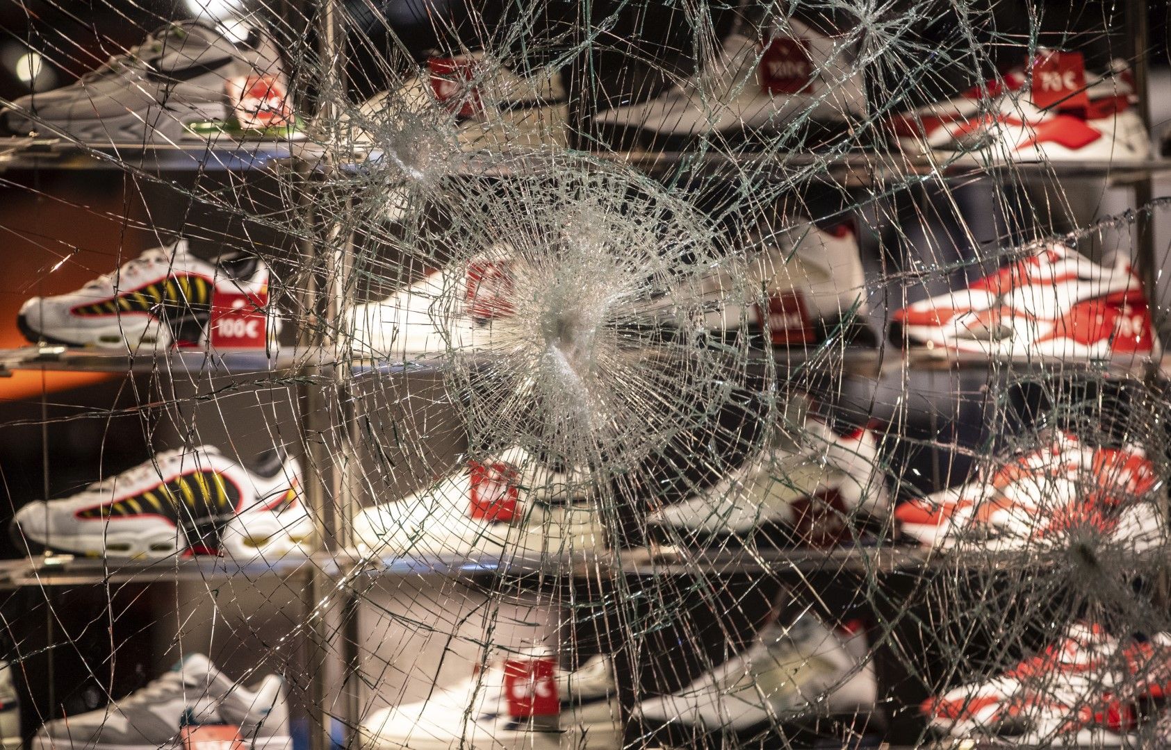 Витрина на магазин за обувки е унищожена при размирици в центъра на Щутгарт в ранните часове на 21 юни