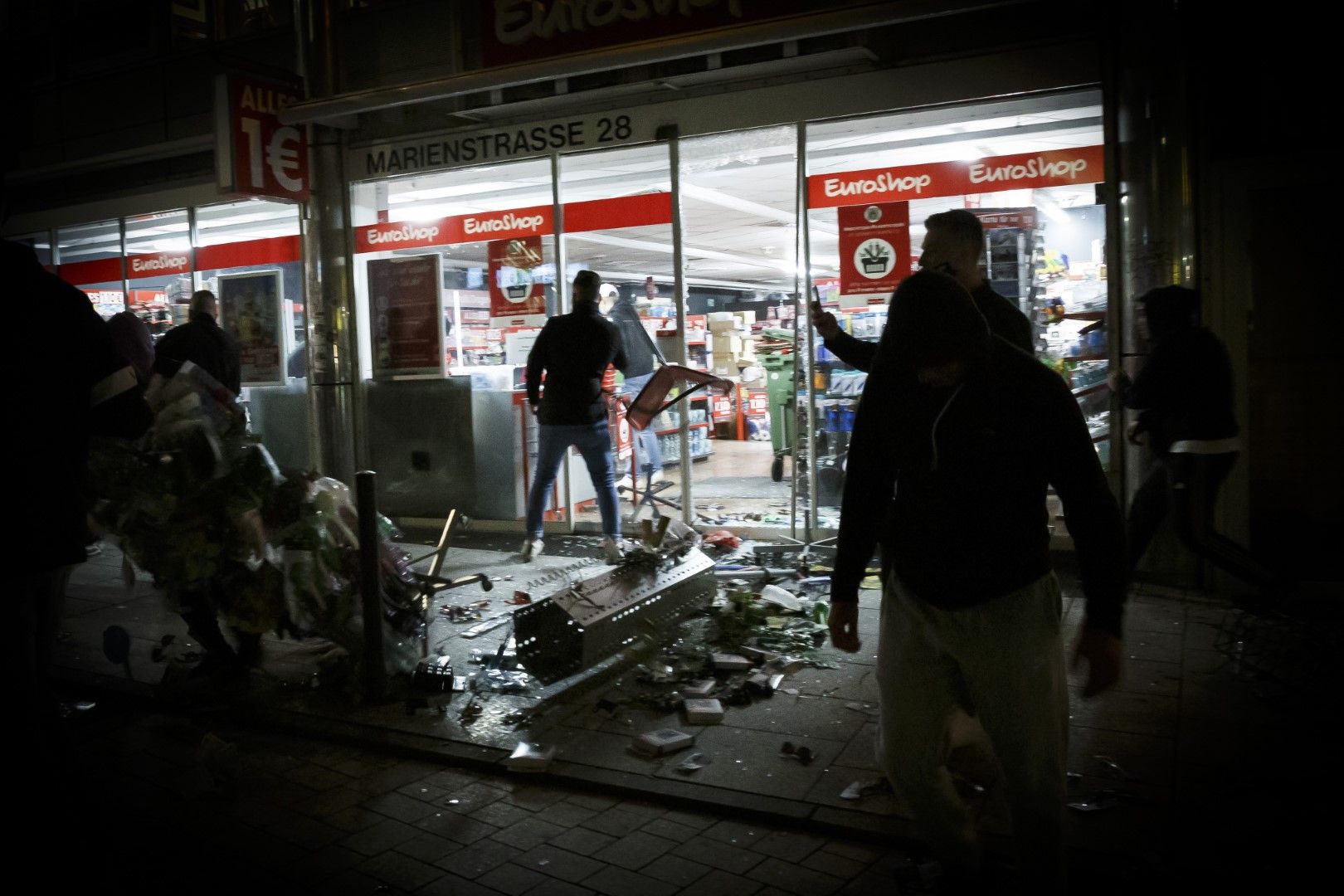 Стотици младежи атакуваха магазини в центъра на Щутгарт в нощта на 20-и срещу 21 юни