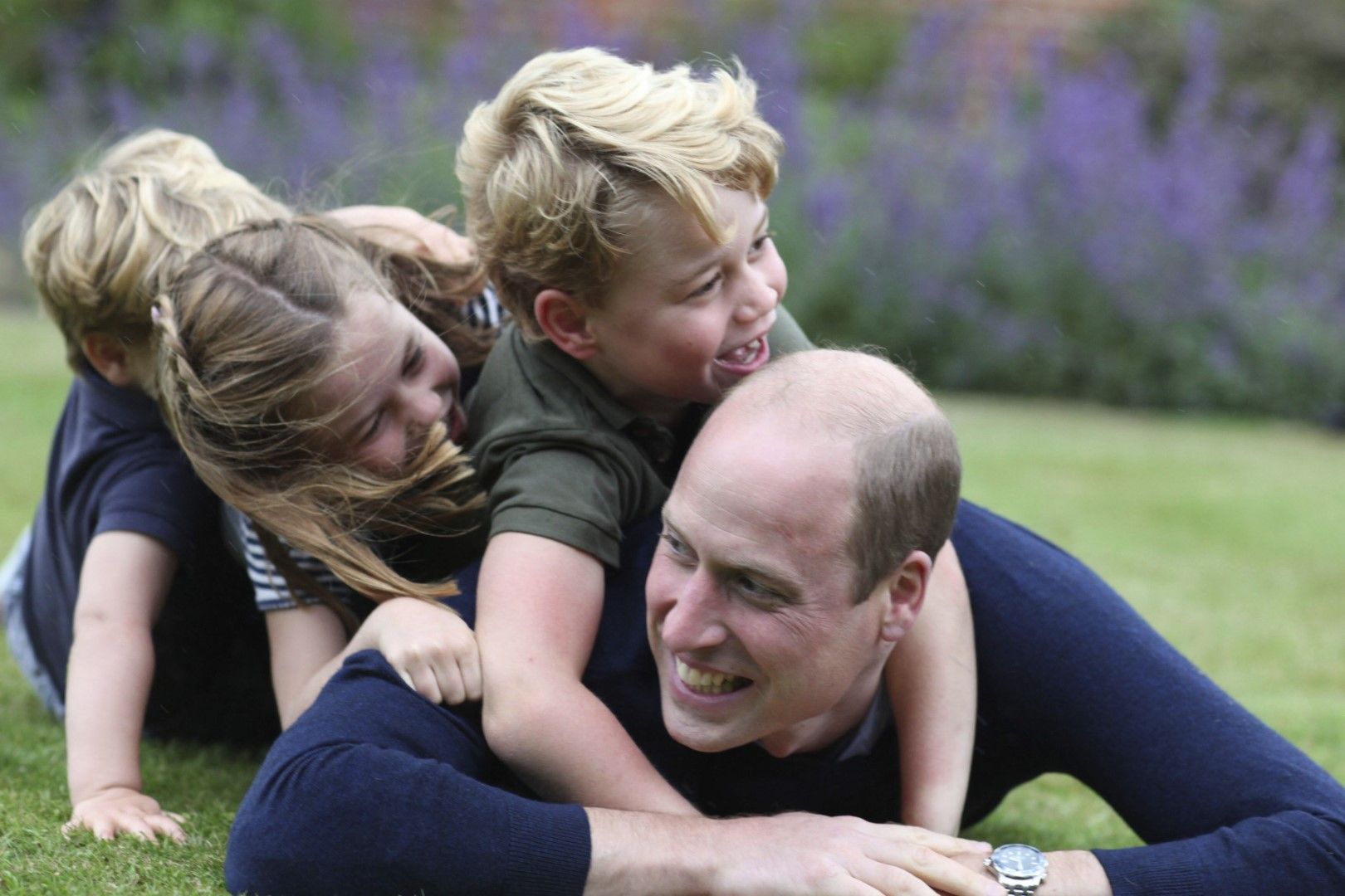 Британският принц Уилям публикува свои закачливи снимки с трите си деца по случай рождения си ден и Деня на бащата