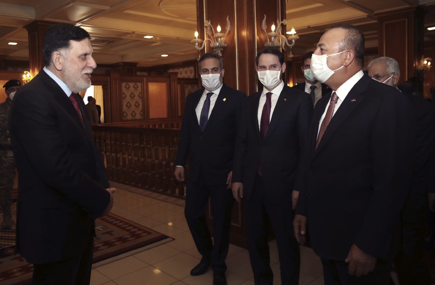 Турският външен министър Мевлют Чавушоглу (вдясно) разговаря с премиера на международно признатото правителство на Либия Файез Сарадж в Триполи на 17 юни