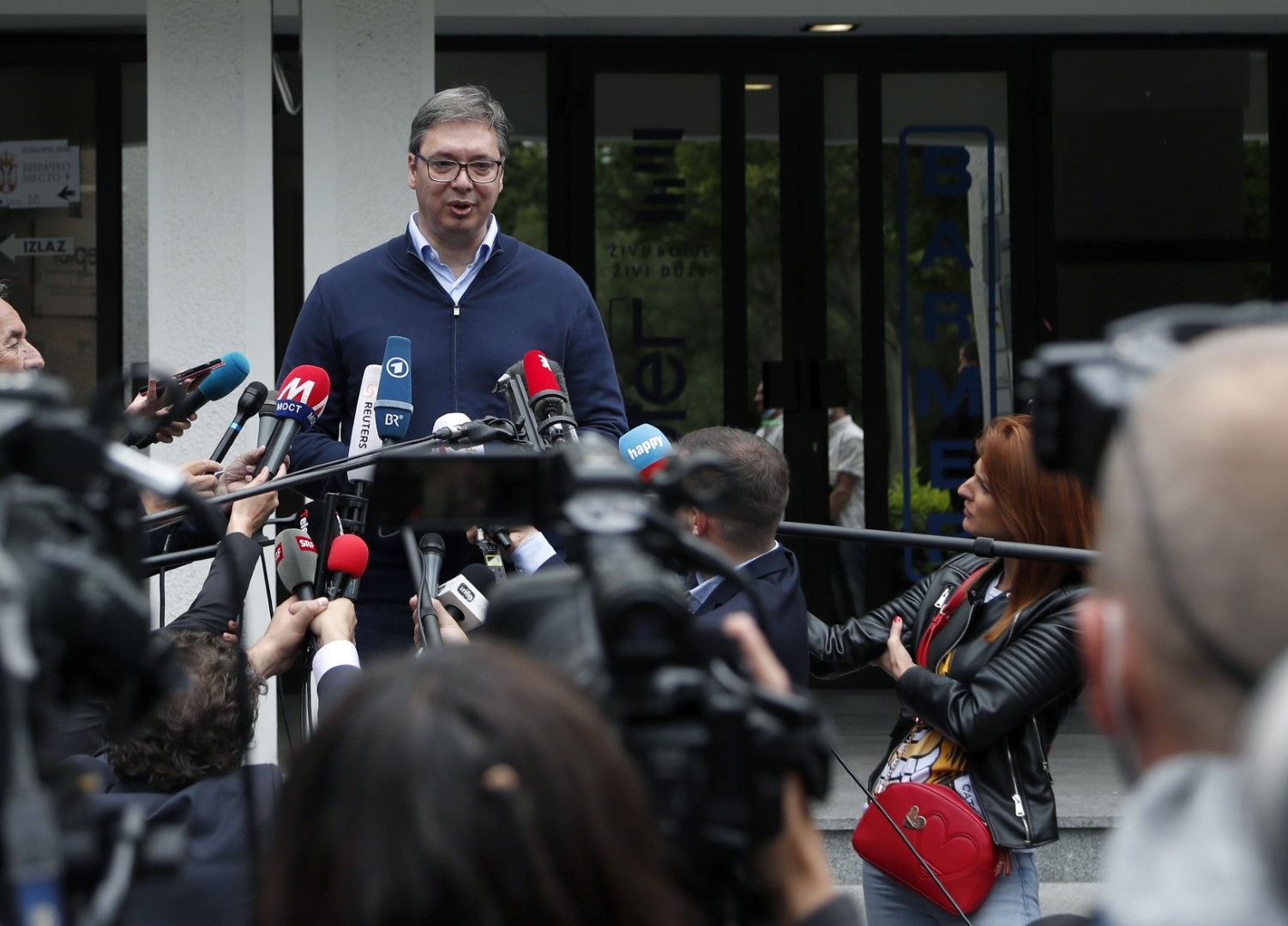 Президентът на Сърбия Александър Вучич говори пред медиите пред избирателната секция в Белград, след като е гласувал , че партията му ще спечели