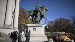 Демонтиран паметник на Теодор Рузвелт заради вървящи пеша индианец и чернокож