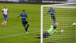 Интер се върна в играта за титлата с два отборни гола по учебник