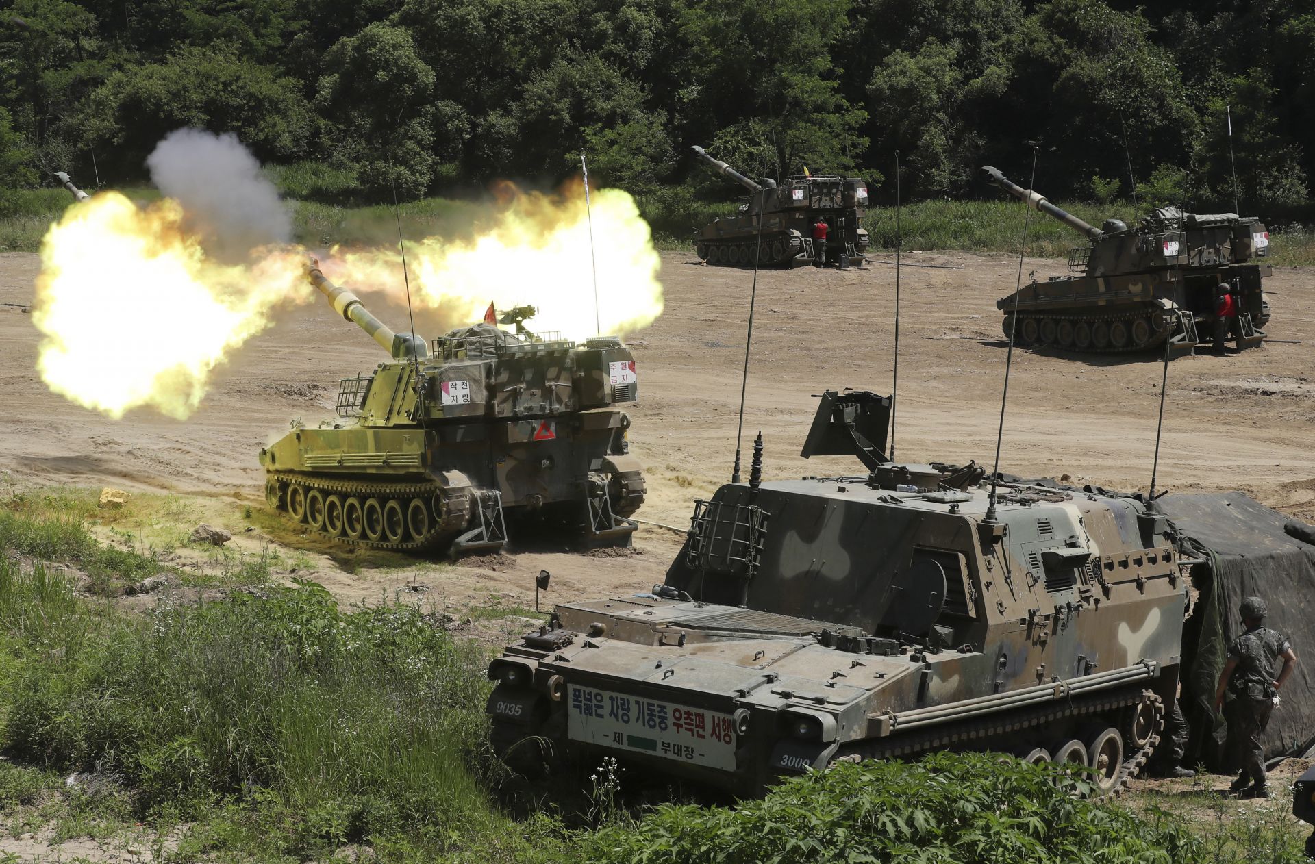 Южнокорейската армия проведе военно учение близо до границата със Северна Корея