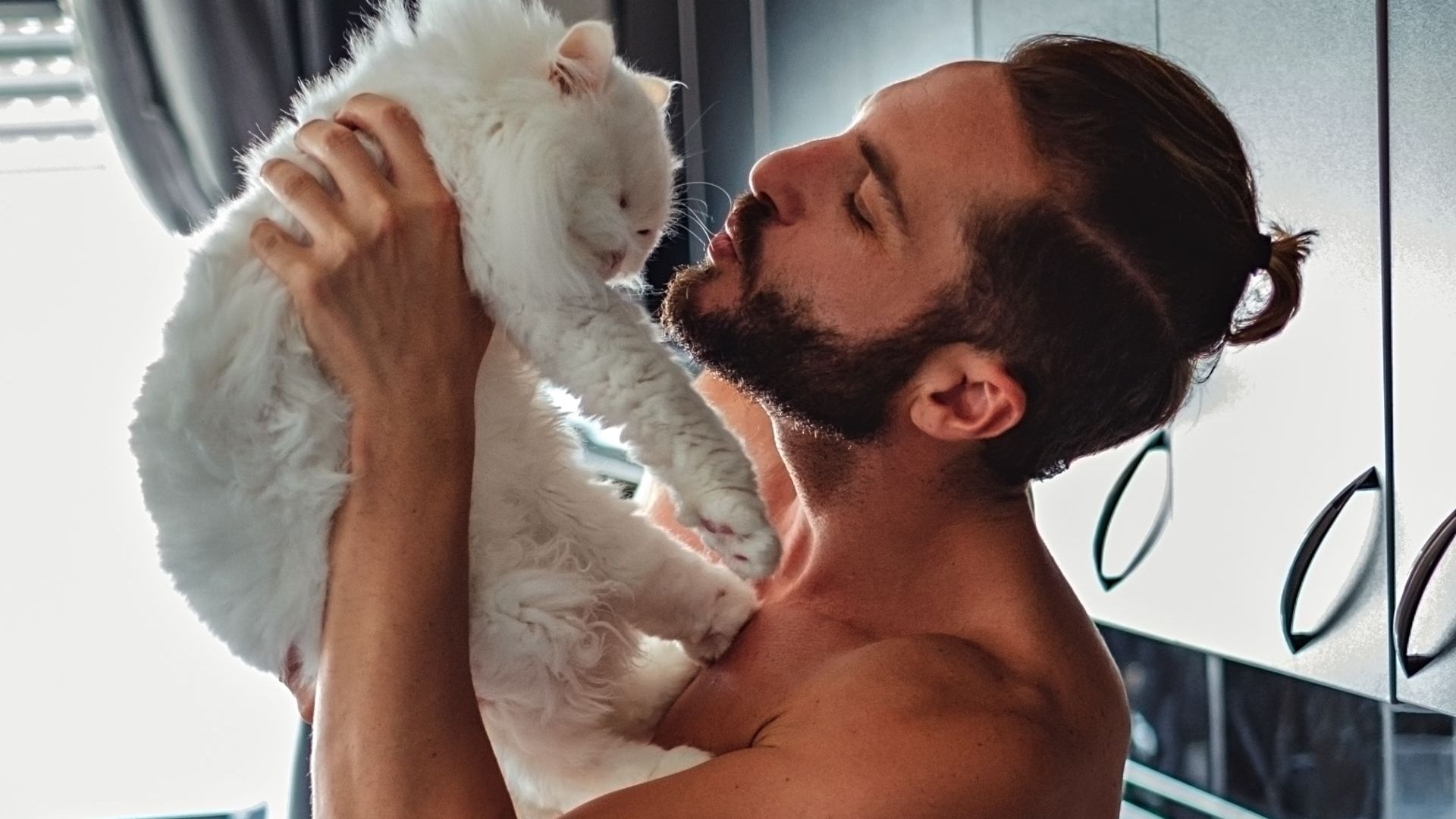 Мъжете, снимали се с котки, нямат шанс в сайтовете за запознанства