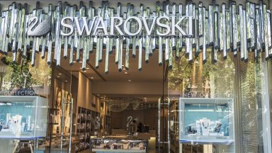 Кралят на кристалите Сваровски закрива 600 работни места