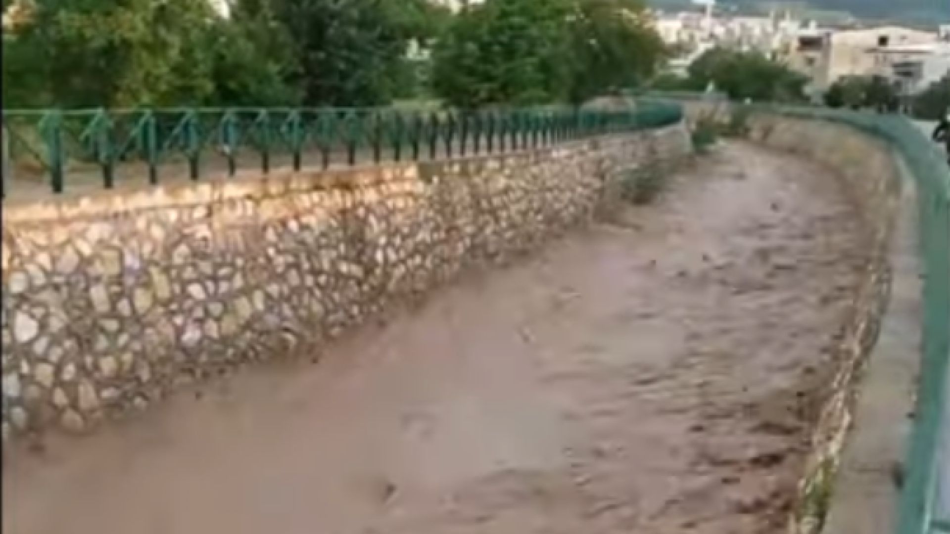 Потопи на Балканите, извънредно положение в Сърбия, жертви в Чехия (видео)
