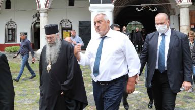 Борисов с джипа до свлачището при Рилския манастир, май струвало 10 млн. (видео)