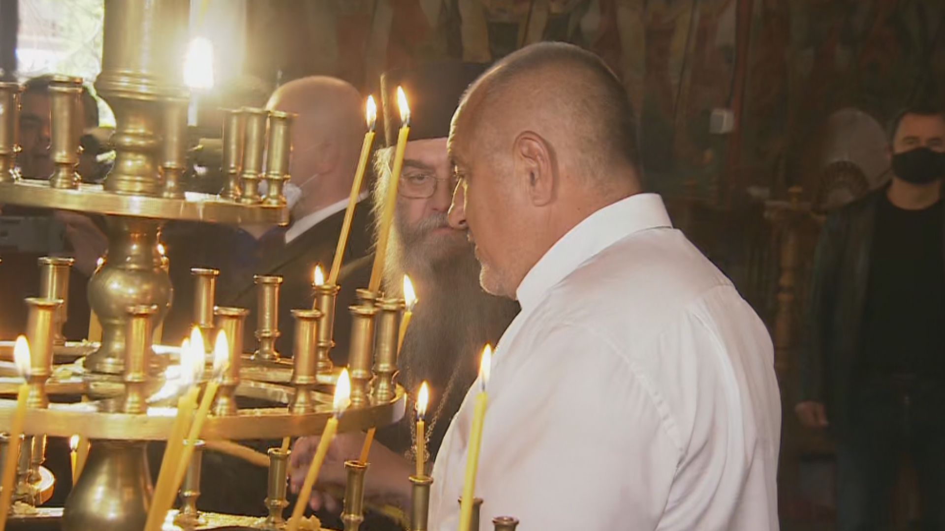 Глобяват Борисов с 300 лева за влизане в църква без маска (видео)