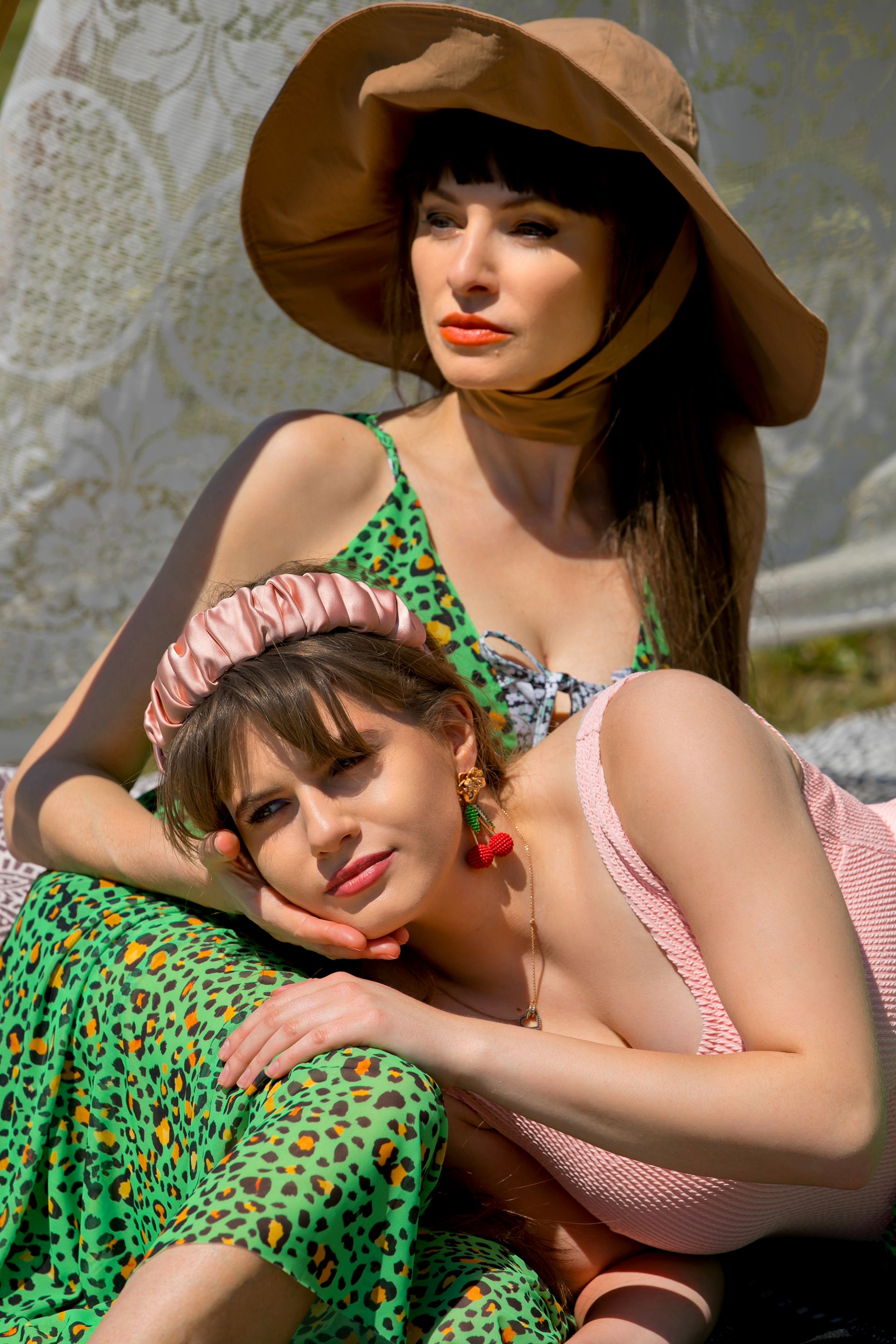 Лилия Маравиля - бански и рокля H&M, шапка (архив); Паола Маравиля - бански, обеци и диадема H&M