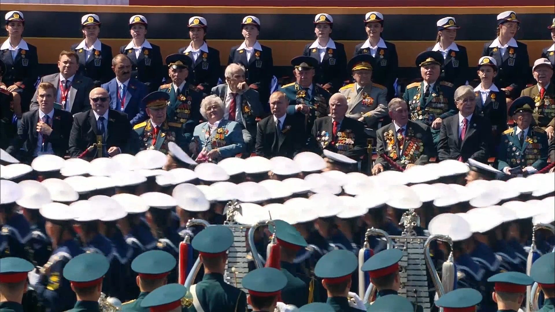 Военните преминаха пред Путин, който заемаше централното място на трибуната