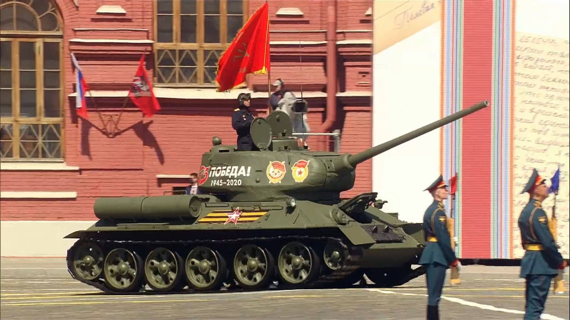 Легендарният танк Т-34 откри механизираната част на парада