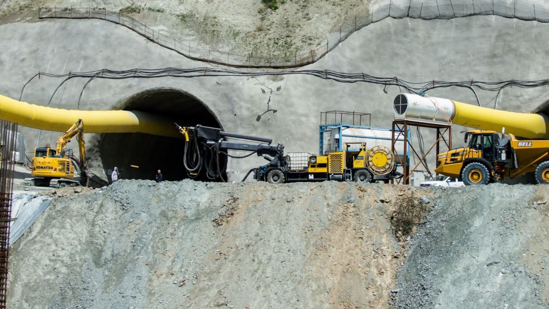 Трима затрупани при срутване в строящия се тунел "Железница" (снимки/видео)