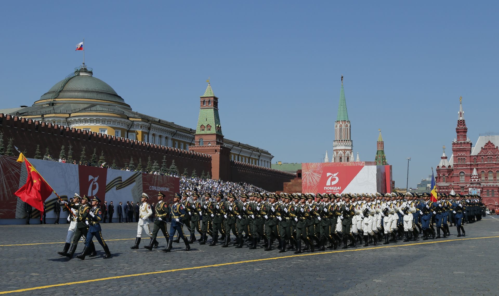 Китай премина също с военна част в парада