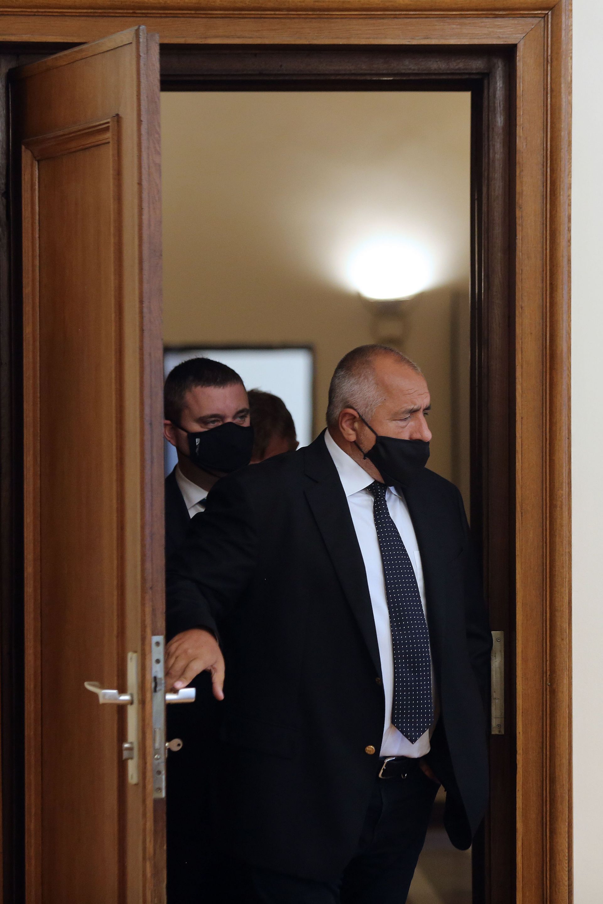 Борисов влиза с маска на Министерски съвет, но водеше заседанието без нея.