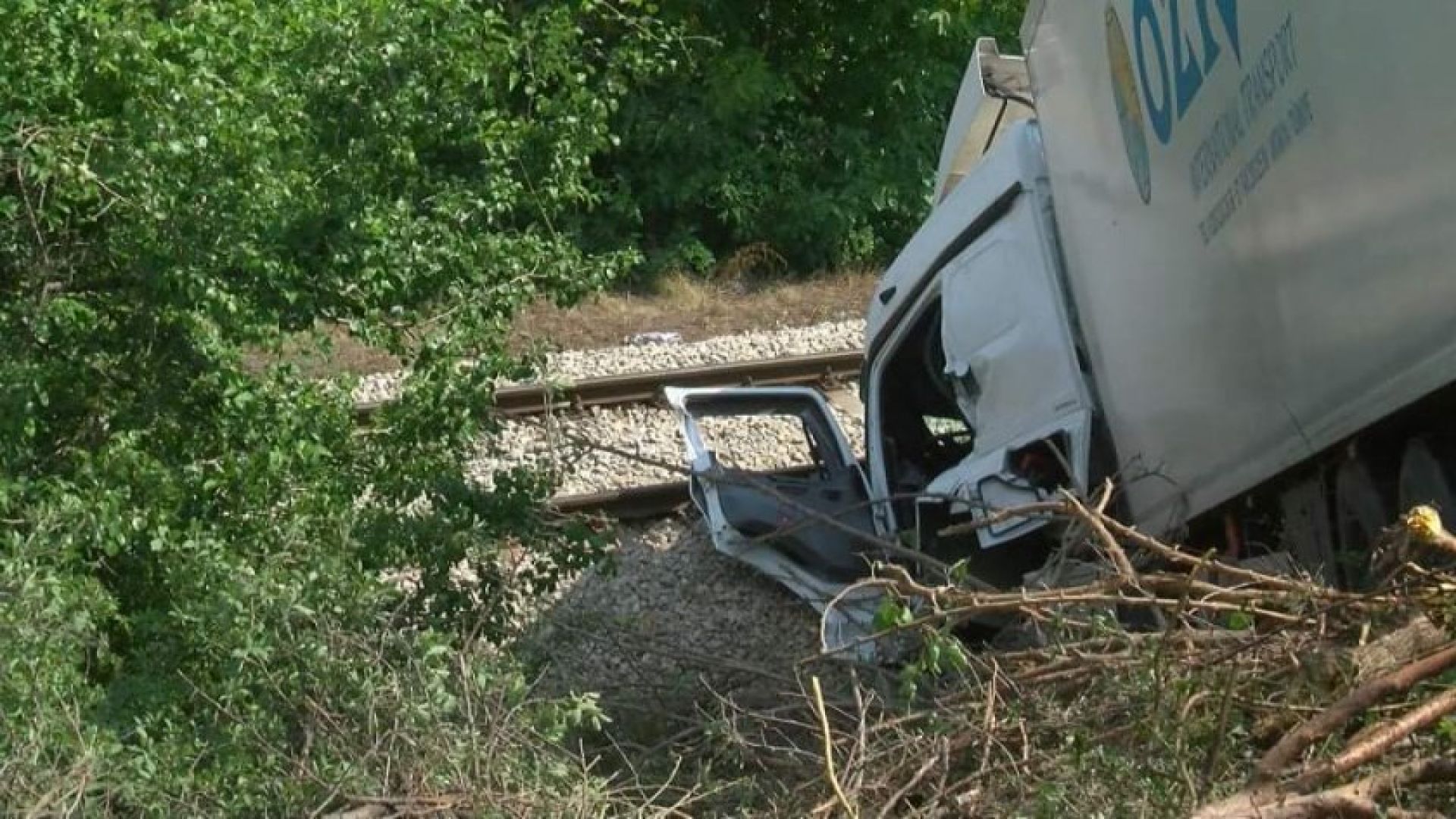 Катастрофа между два ТИР-а блокира влакове в Русенско (снимки)