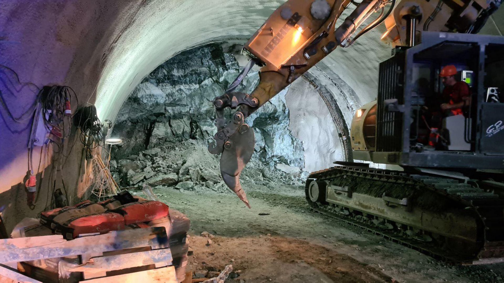 Експерти: Вероятно скално срутване стои зад инцидента в тунел "Железница"