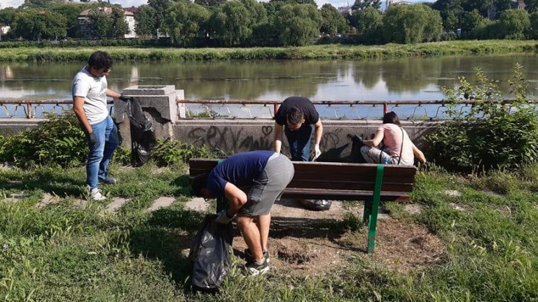 Доброволци почистиха част от брега на р. Марица в Пловдив