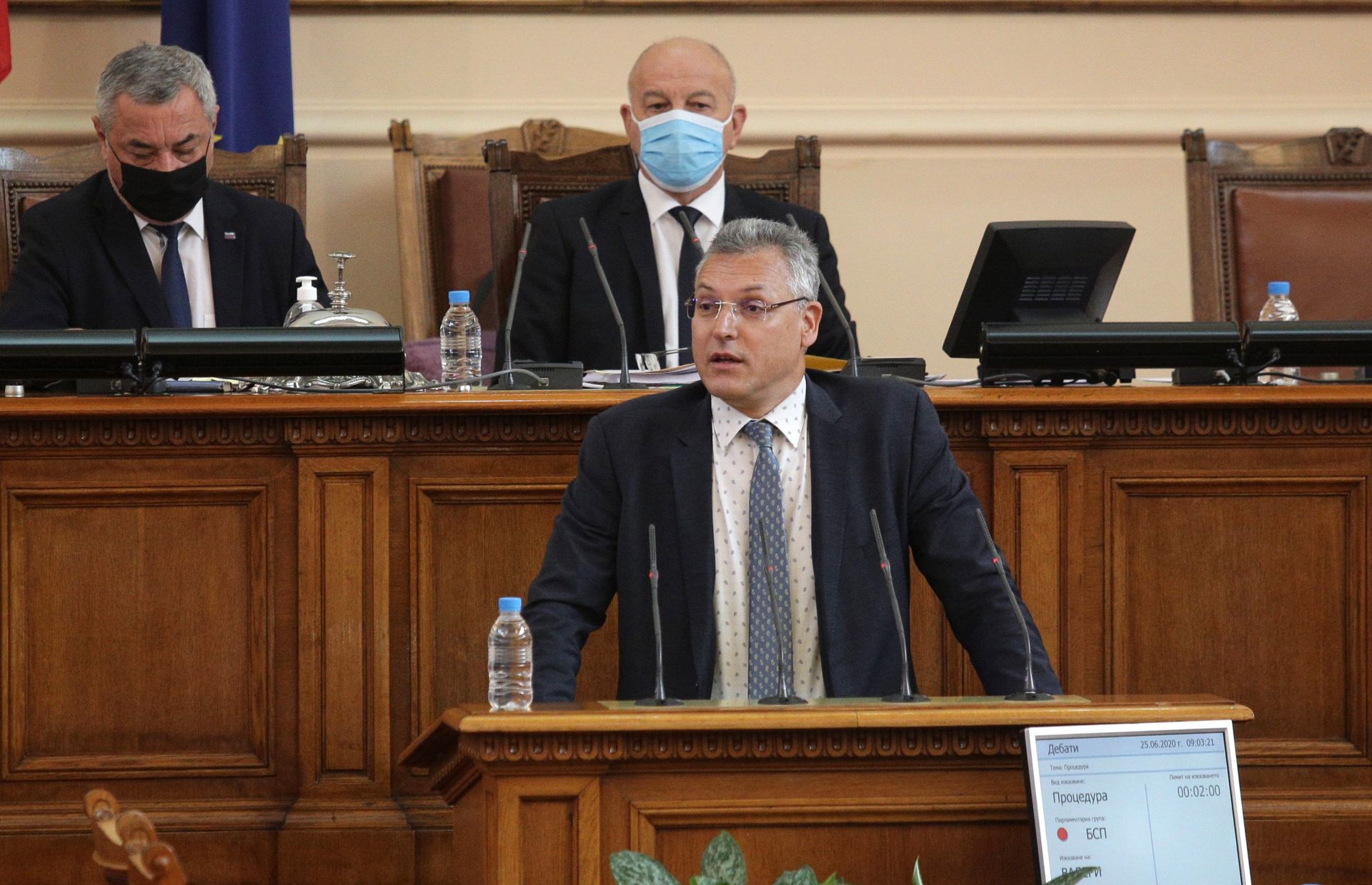 Валери Жеблянов се оплака от "медиен тормоз" заради излъчените кадри на депутати без маски в пленарна зала
